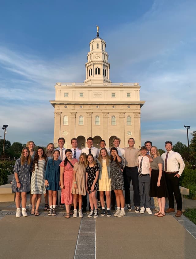 LDS youth visiting Nauvoo Temple and historic sites on Legends Road Rally